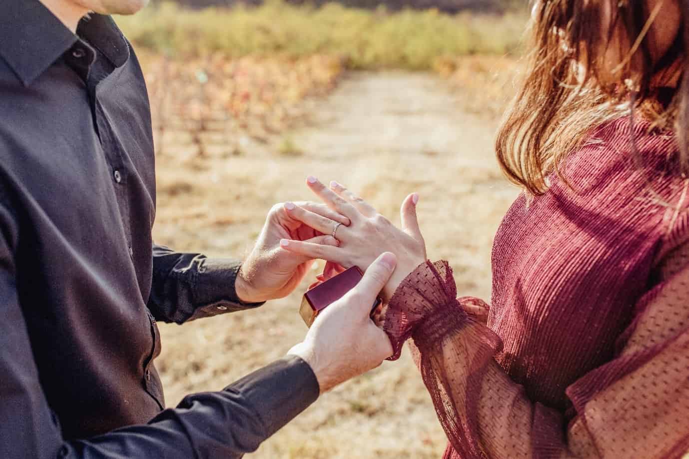 5 tips for picking the perfect engagement ring for an autumn proposal
